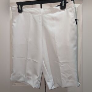 NWT,Alfred dunner,white,pull on,11"inseam,pocket shorts- women's 6 OR 8 PETITE